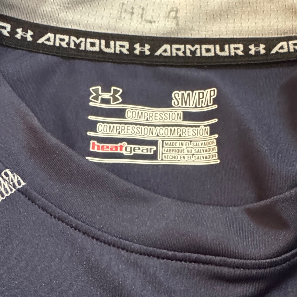 Under Armour Small Dark Blue Performance Top - Picture 2 of 2